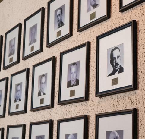 Vibraciones energéticas de vida nocturna capturadas en un animado club nocturno lleno de baile y alegría.